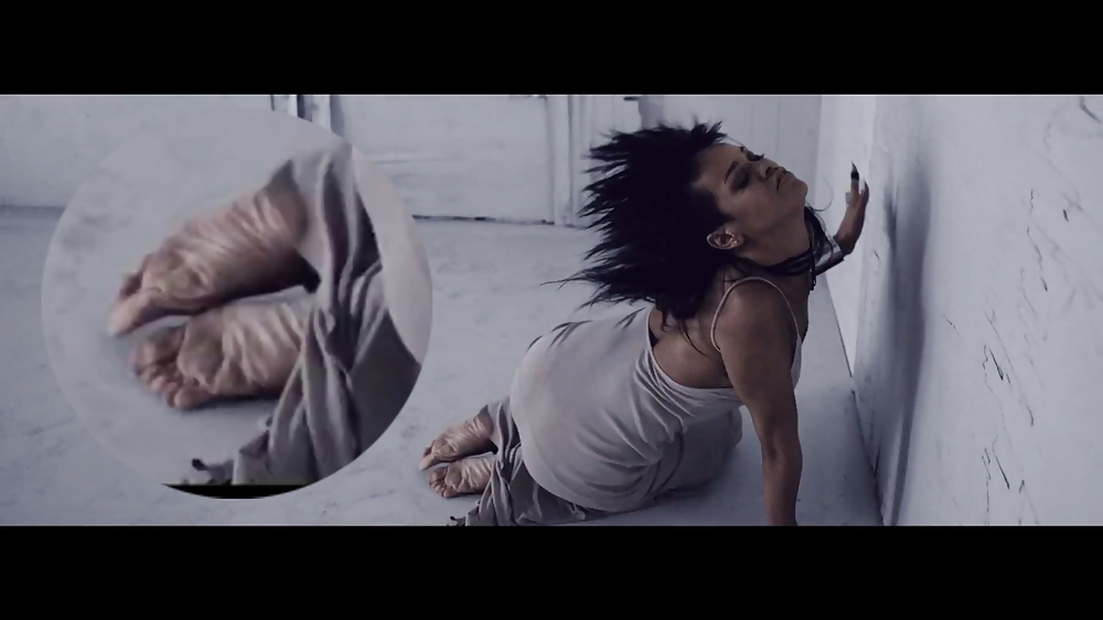 Rihanna piedi nel suo video musicale
 #25331501