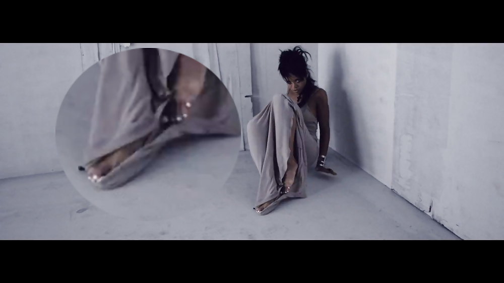 Pieds Rihanna Dans Son Clip #25331512