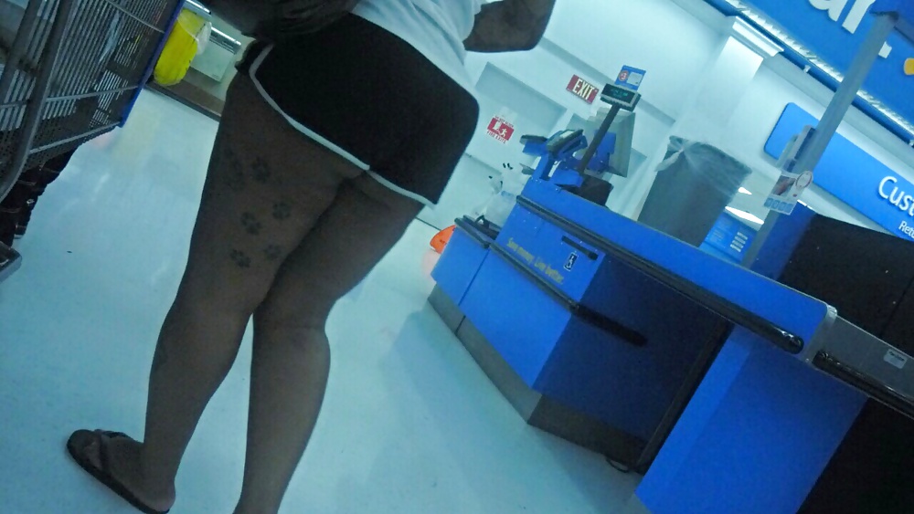 Showing a little skin on the candids #34648608
