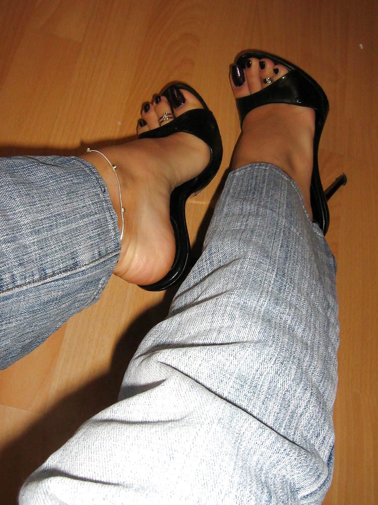 High heels #24000741