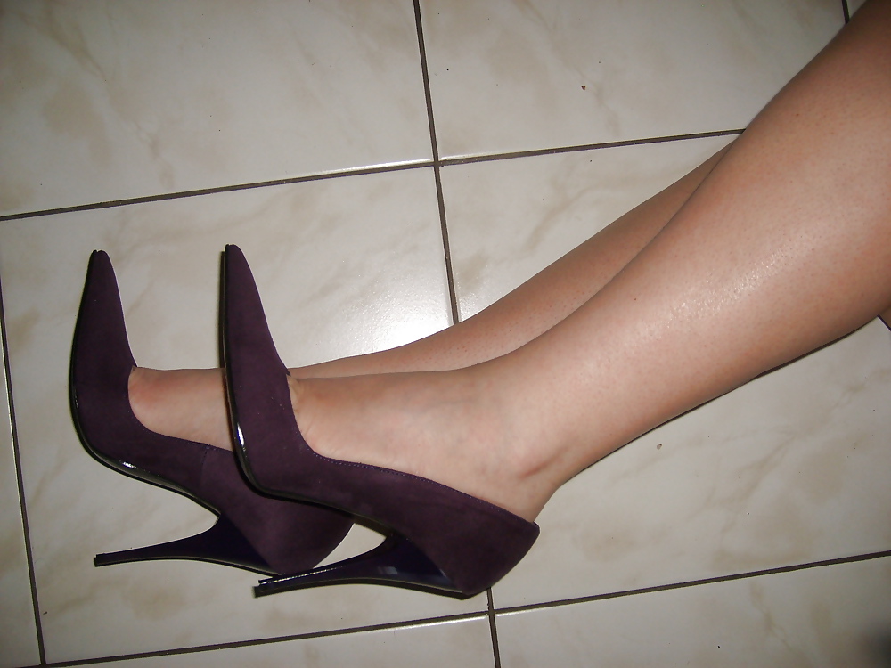 High heels #24000813