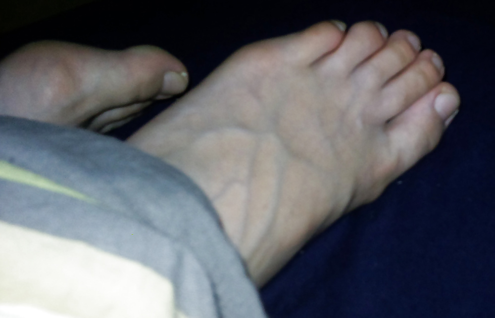 Ronja 's feet - 血管のある足と滑らかな足の裏を持つフットモデル
 #28062836