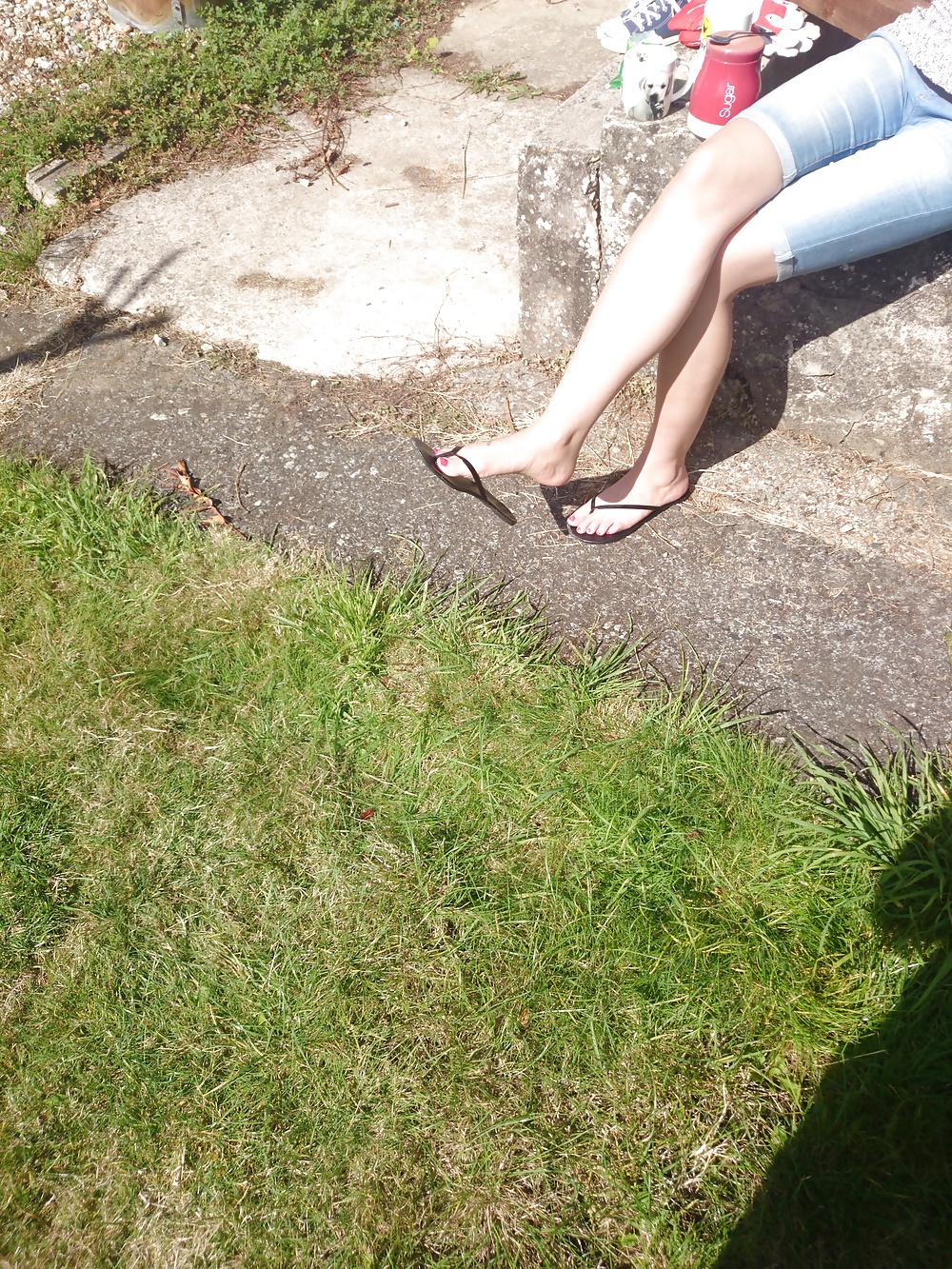 Candid neighbour in flip flops, toes and soles #29756530