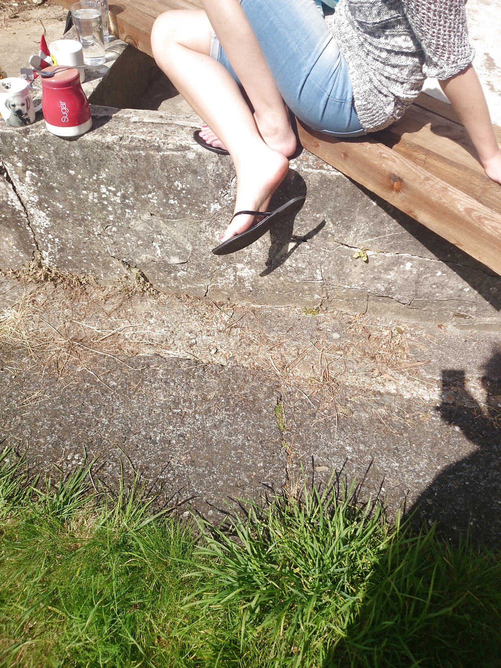 Candid neighbour in flip flops, toes and soles #29756564