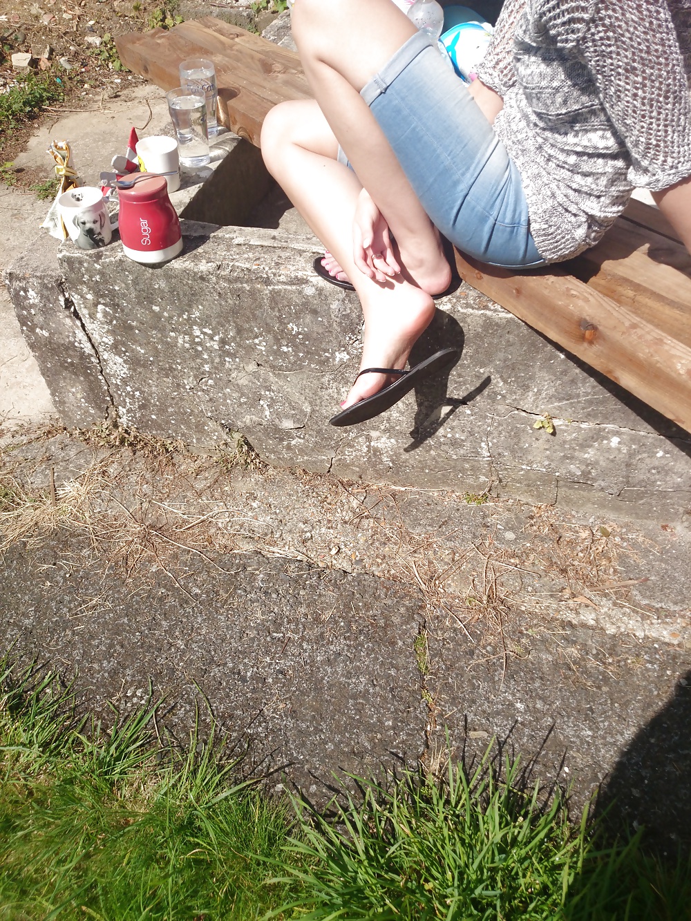 Candid neighbour in flip flops, toes and soles #29756584