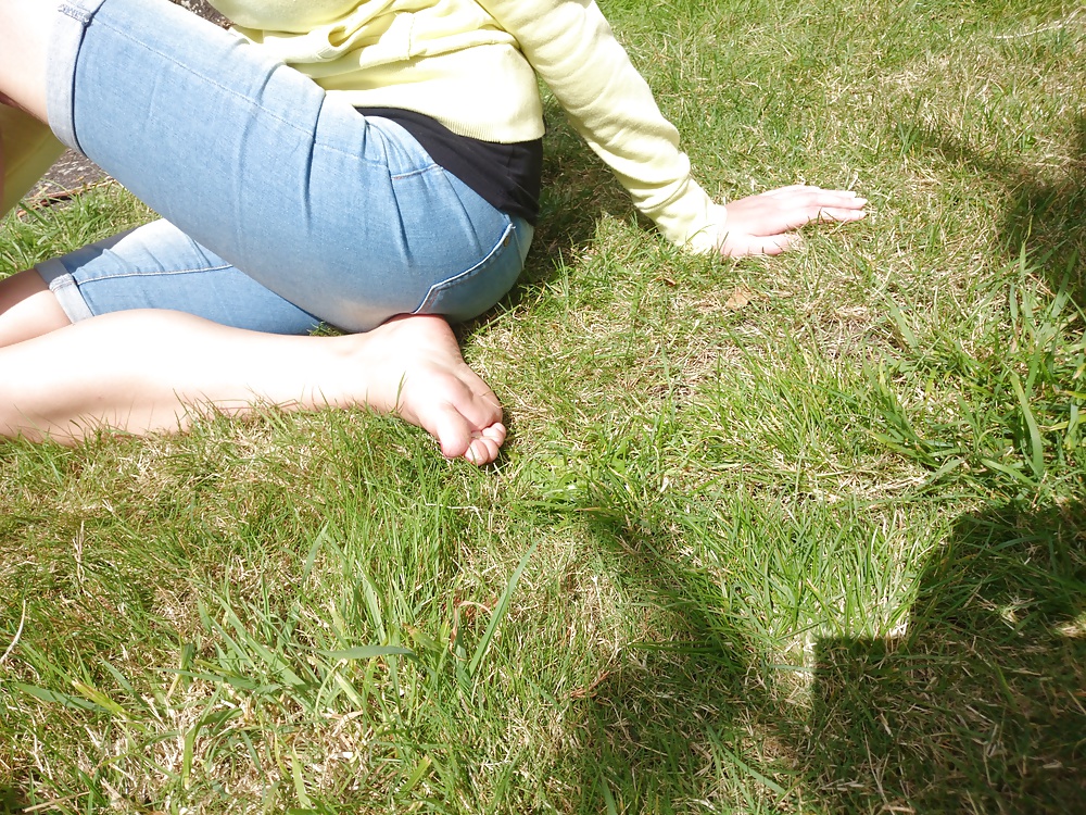 Candid neighbour in flip flops, toes and soles #29756637