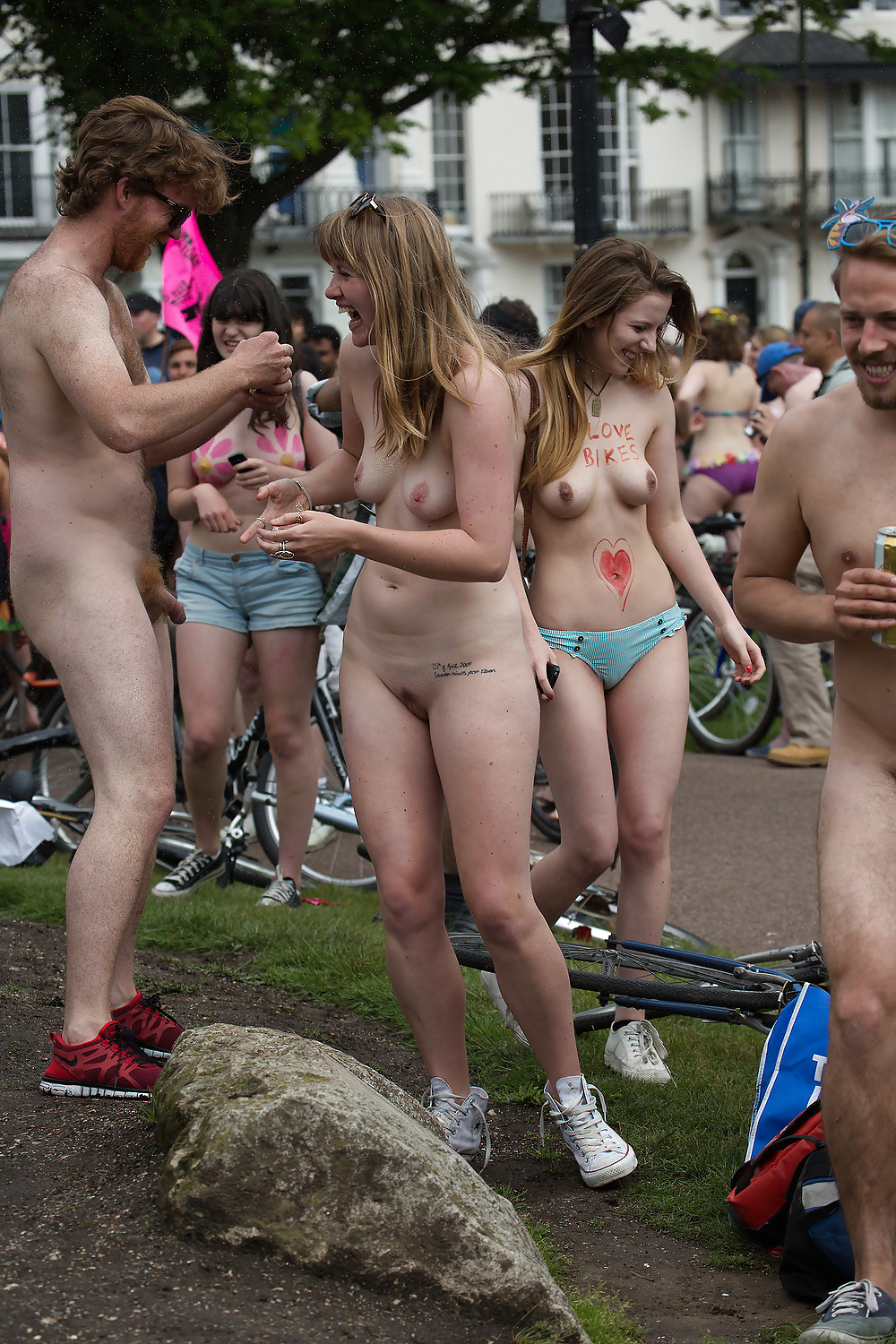 Maravillas del mundo paseo en bicicleta desnuda
 #38689424