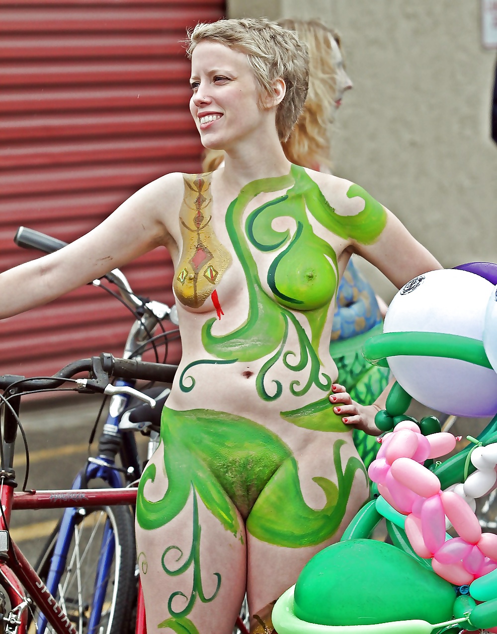 Maravillas del mundo paseo en bicicleta desnuda
 #38690137