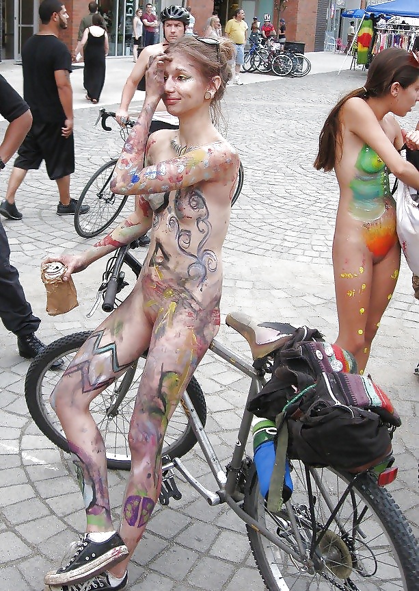 世界の不思議、裸で自転車に乗る
 #38690508
