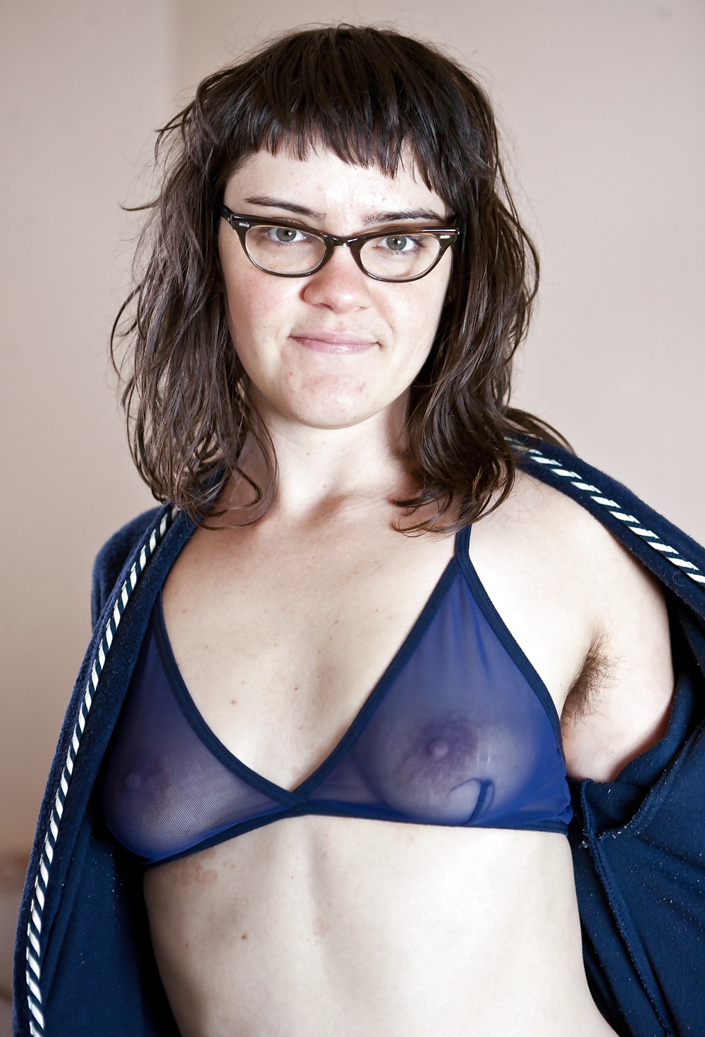 Mujeres con axilas peludas en ropa interior o transparente
 #27084570