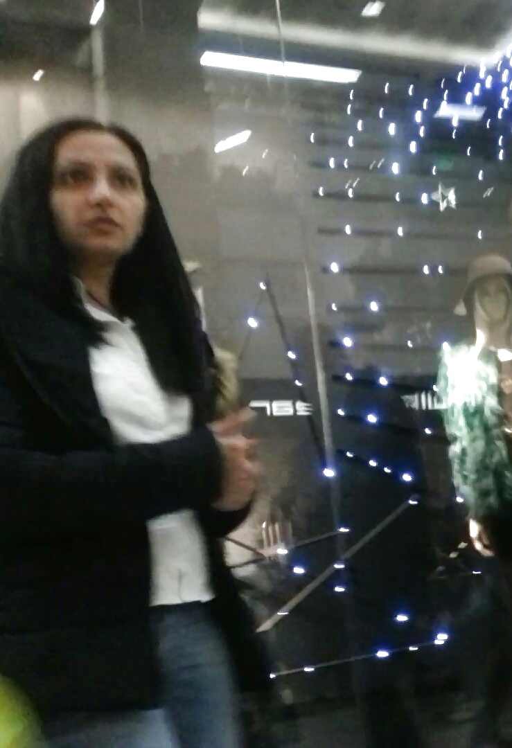 Spy busto y la cara de las mujeres sexy en el supermercado, centro comercial rumano
 #39909670