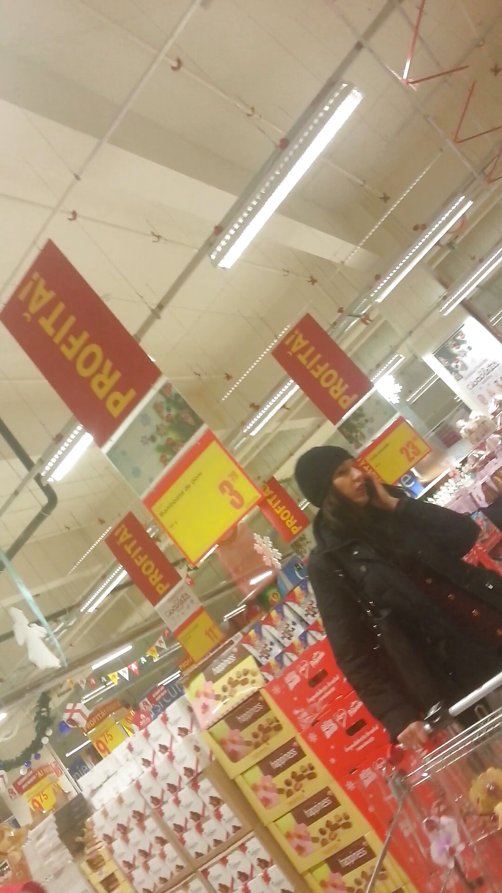 Spion Büste Und Gesicht Sexy Frauen Im Supermarkt, Einkaufszentrum Rumänisch #39909923