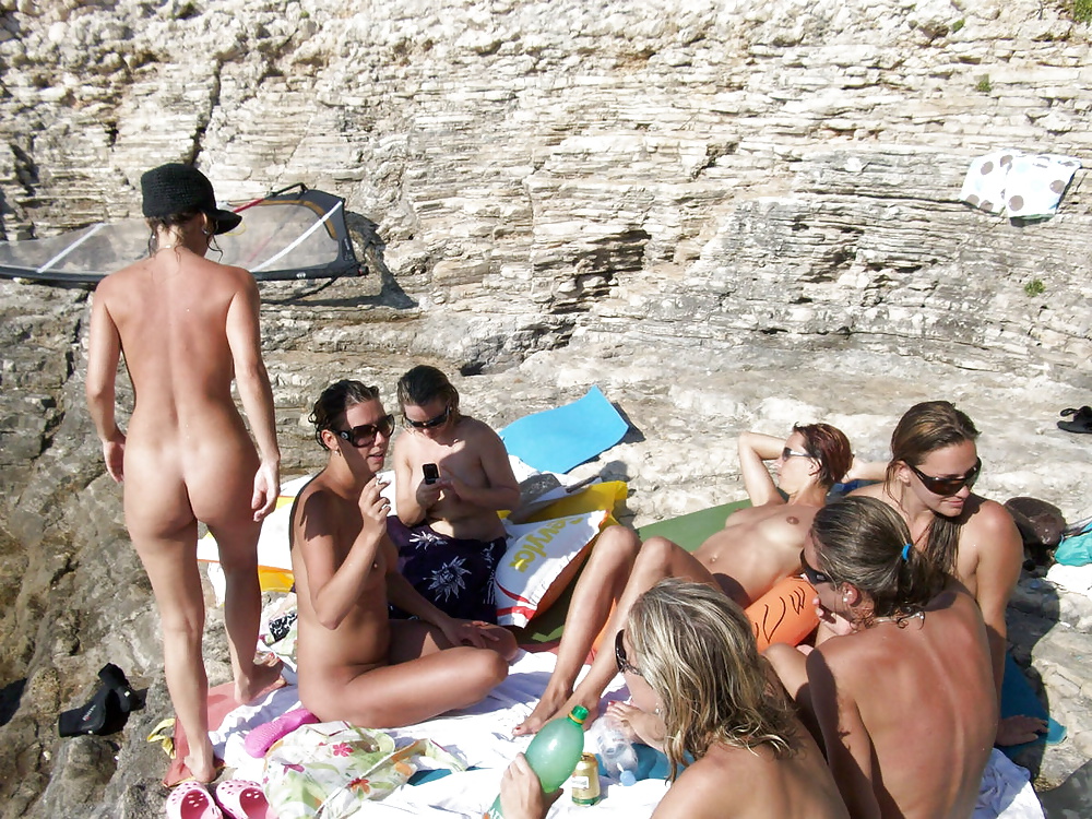 Mujer nudista en la playa
 #28603582