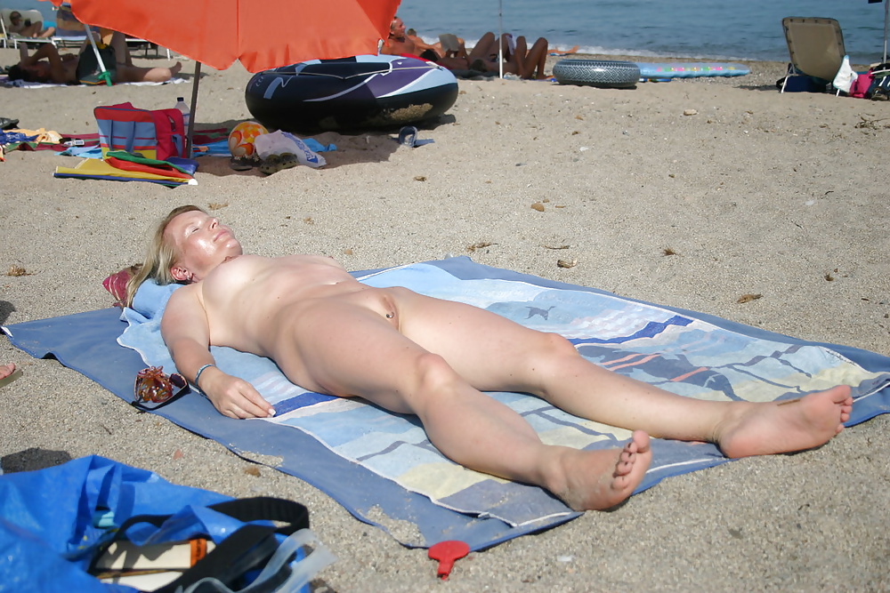 Mujer nudista en la playa
 #28603704