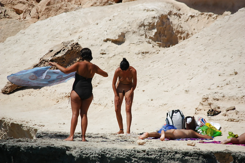 Mujer nudista en la playa
 #28603727