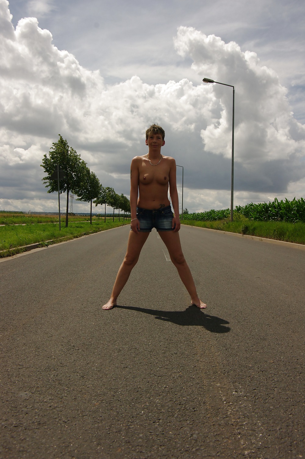 Alemana en topless en jeans en la calle
 #33252353