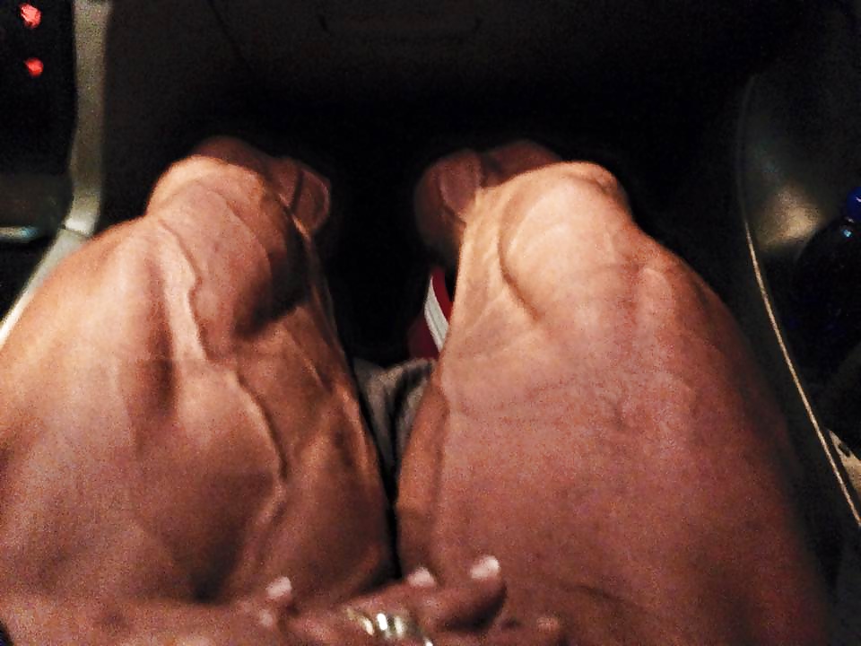 Veiny muscular female legs #30912494