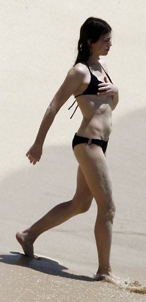 Charlotte Gainsbourg nue et topless a la plage #31048401