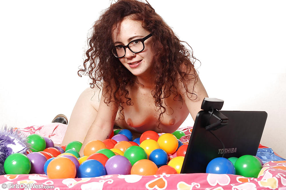 Una ragazza amatoriale pelosa Rosie che fa uno spettacolo in webcam
 #24697690