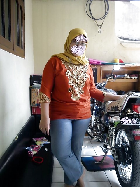 Indonesia- istri jilbab lagi nyepong
 #31597696