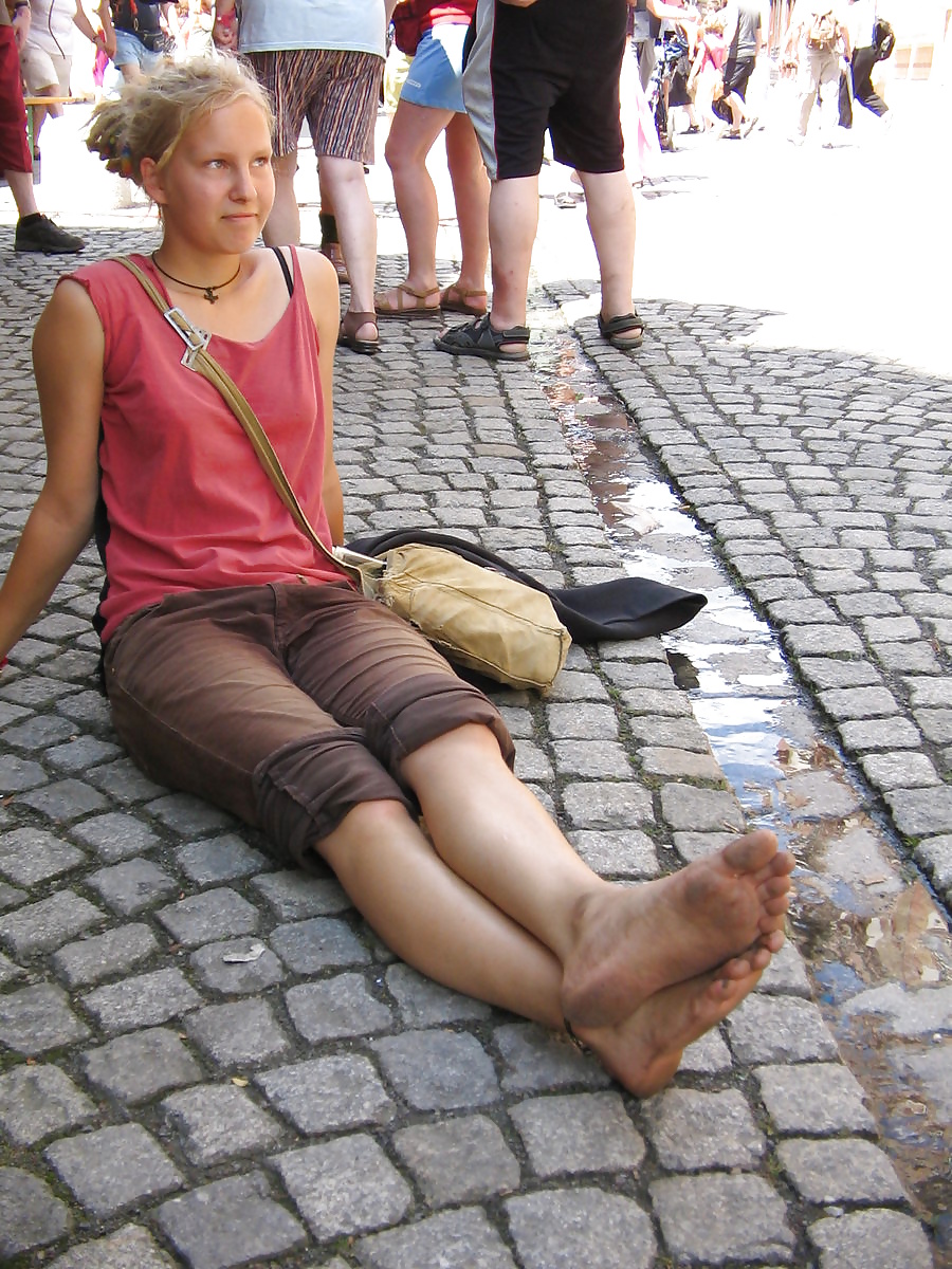 Schmutzigen Füße - Straße Füße #34640103