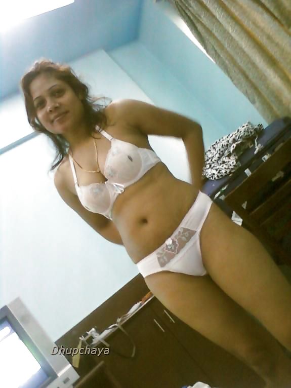 Ragazza squillo del Bangladesh in camera d'albergo
 #26504962