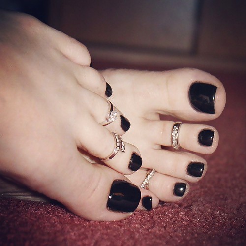 Piedi, unghie dei piedi dipinte di nero parte 2
 #37879976