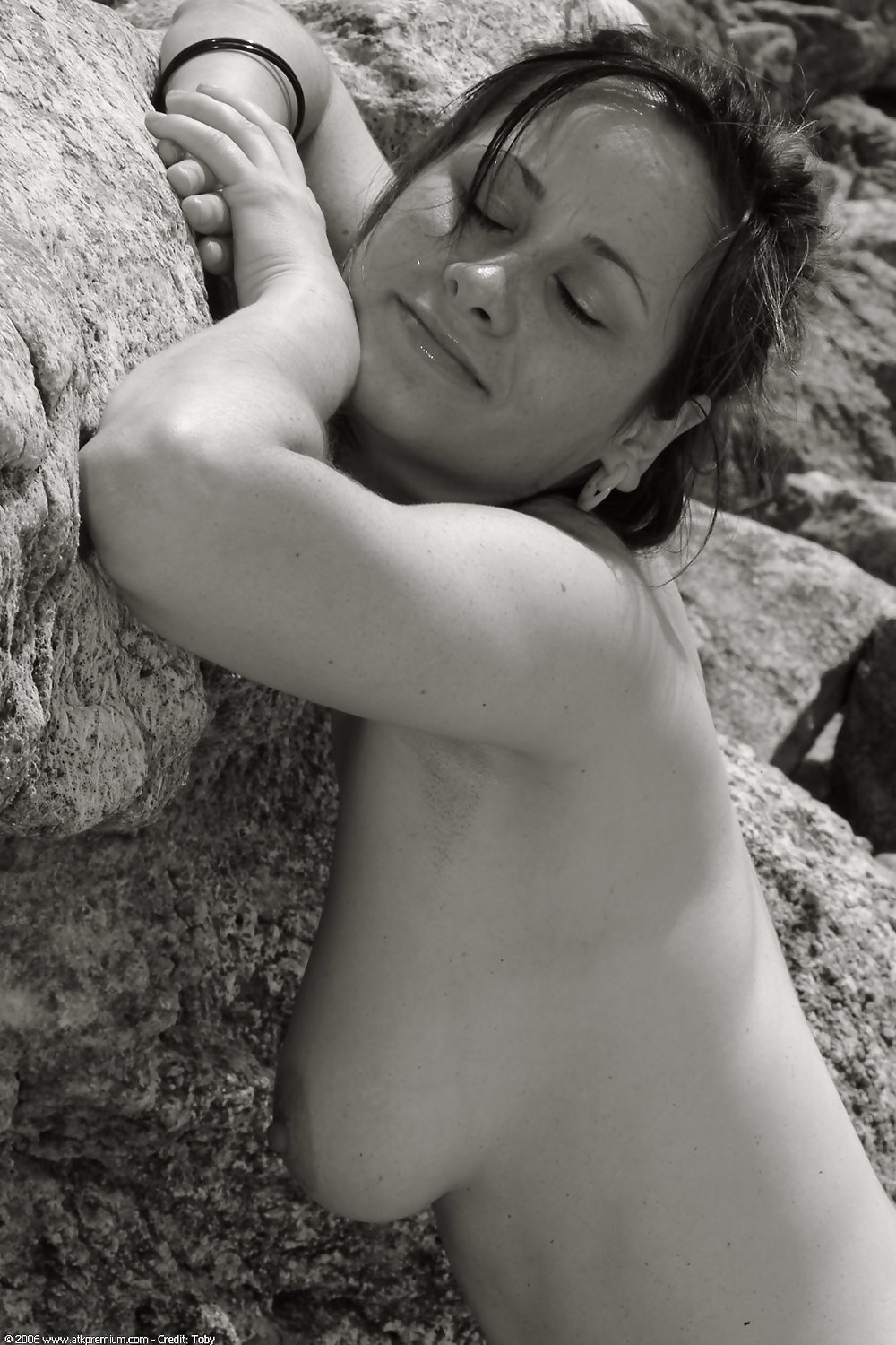 Giovane ragazza in posa sulla spiaggia - bianco e nero
 #36506457