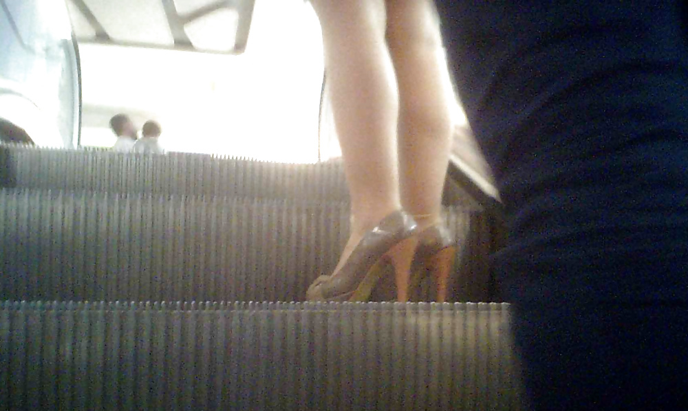 セクシーな女の子の熱い脚のアップスカート
 #40364192