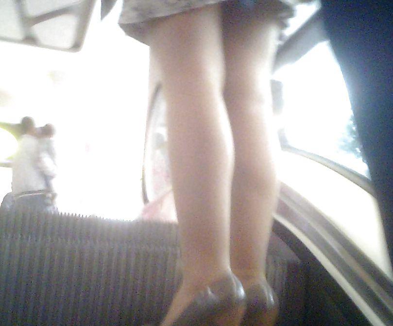 セクシーな女の子の熱い脚のアップスカート
 #40364199