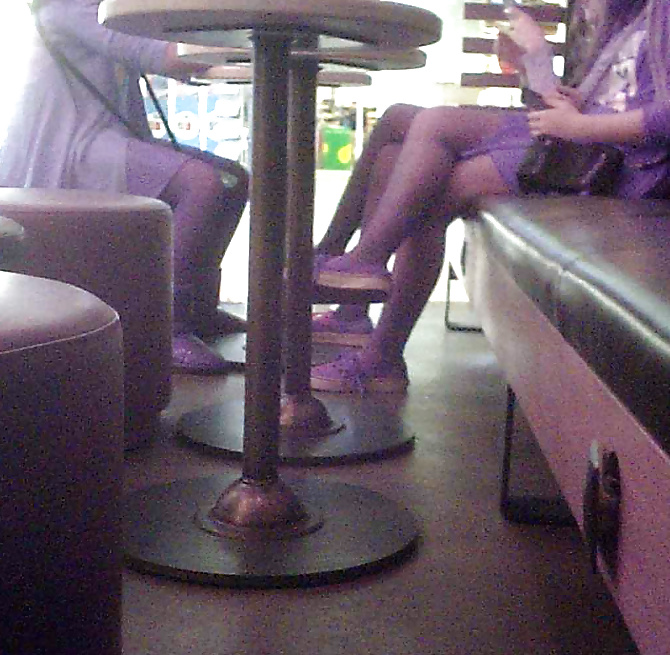 セクシーな女の子の熱い脚のアップスカート
 #40364269
