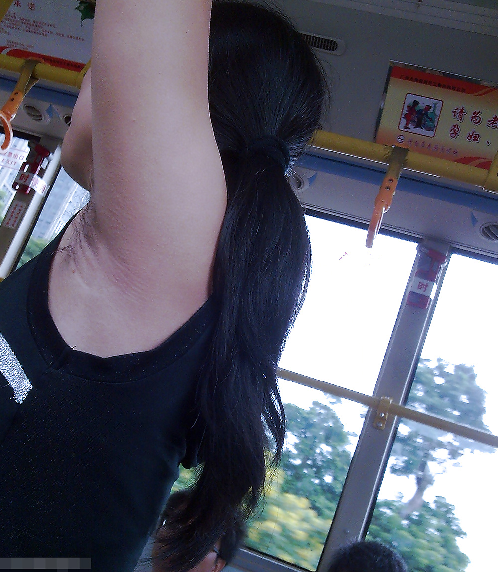 Fotografía cándida de axilas peludas en China.
 #36833424
