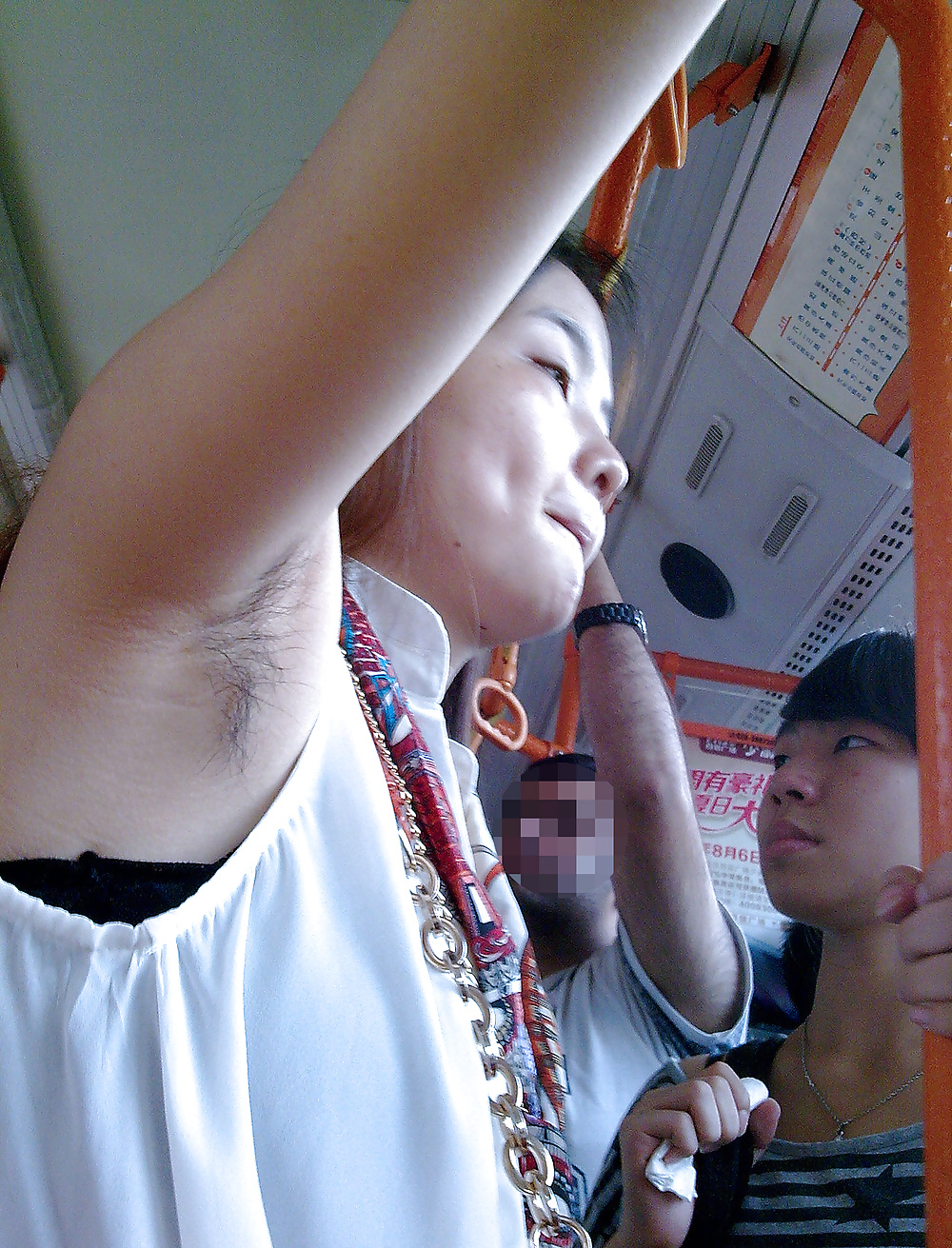 Fotografía cándida de axilas peludas en China.
 #36833565