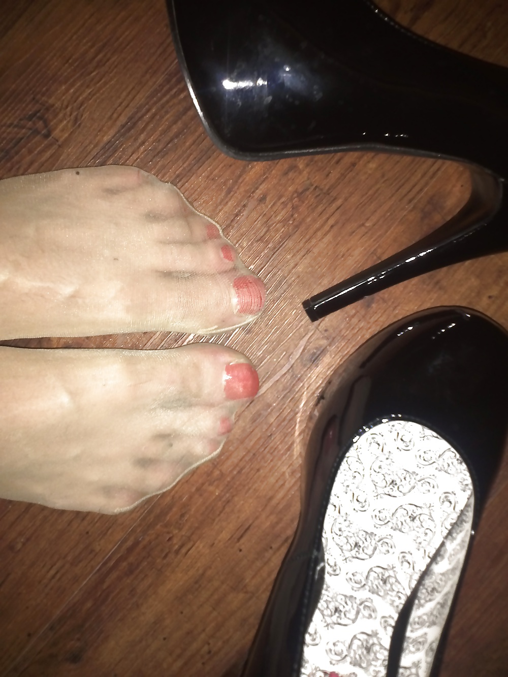 Red nails, nylon , latex and heels