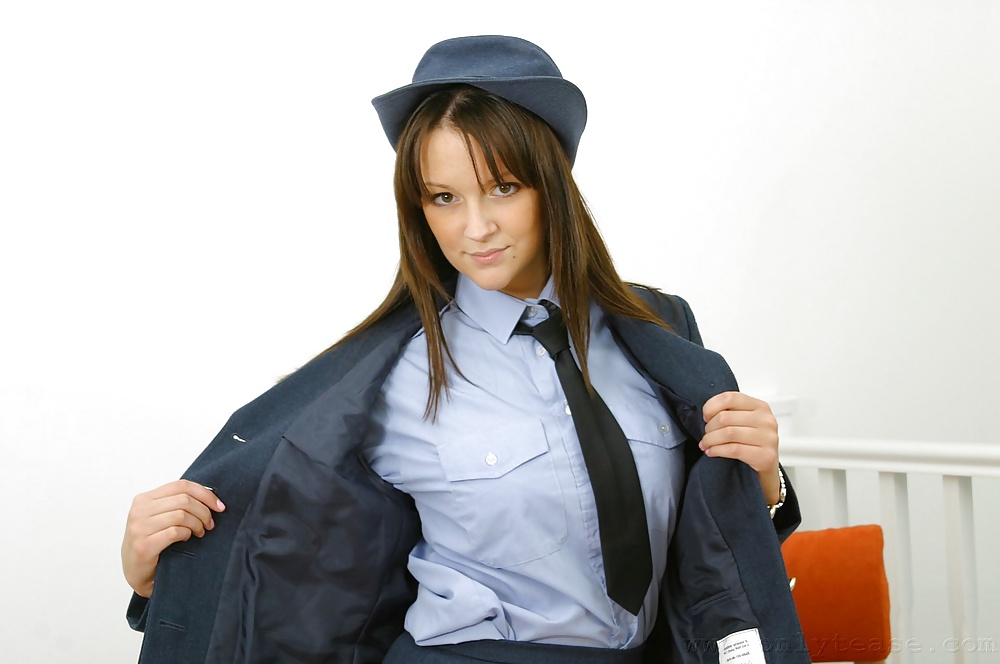 Chica que lleva un uniforme con medias y tacones altos
 #30590919