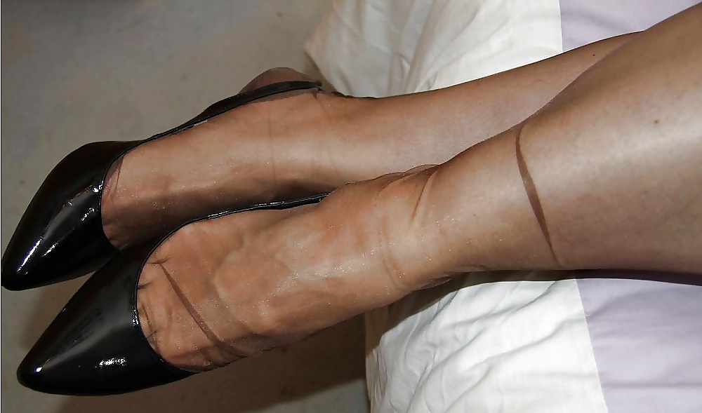 Fuesse in zarten Struempfen #39644483