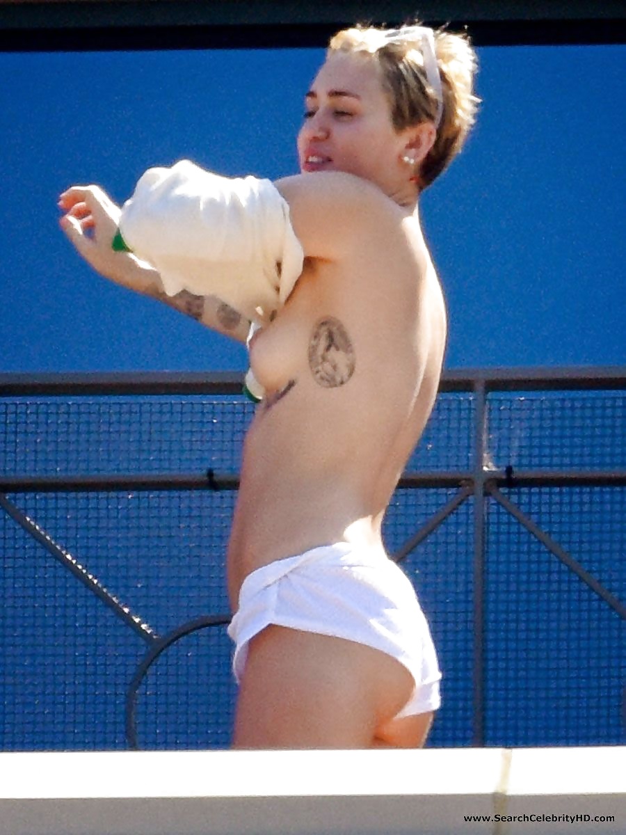 Miley Cyrus che mostra le tette sul balcone dell'hotel a Sydney
 #32002741