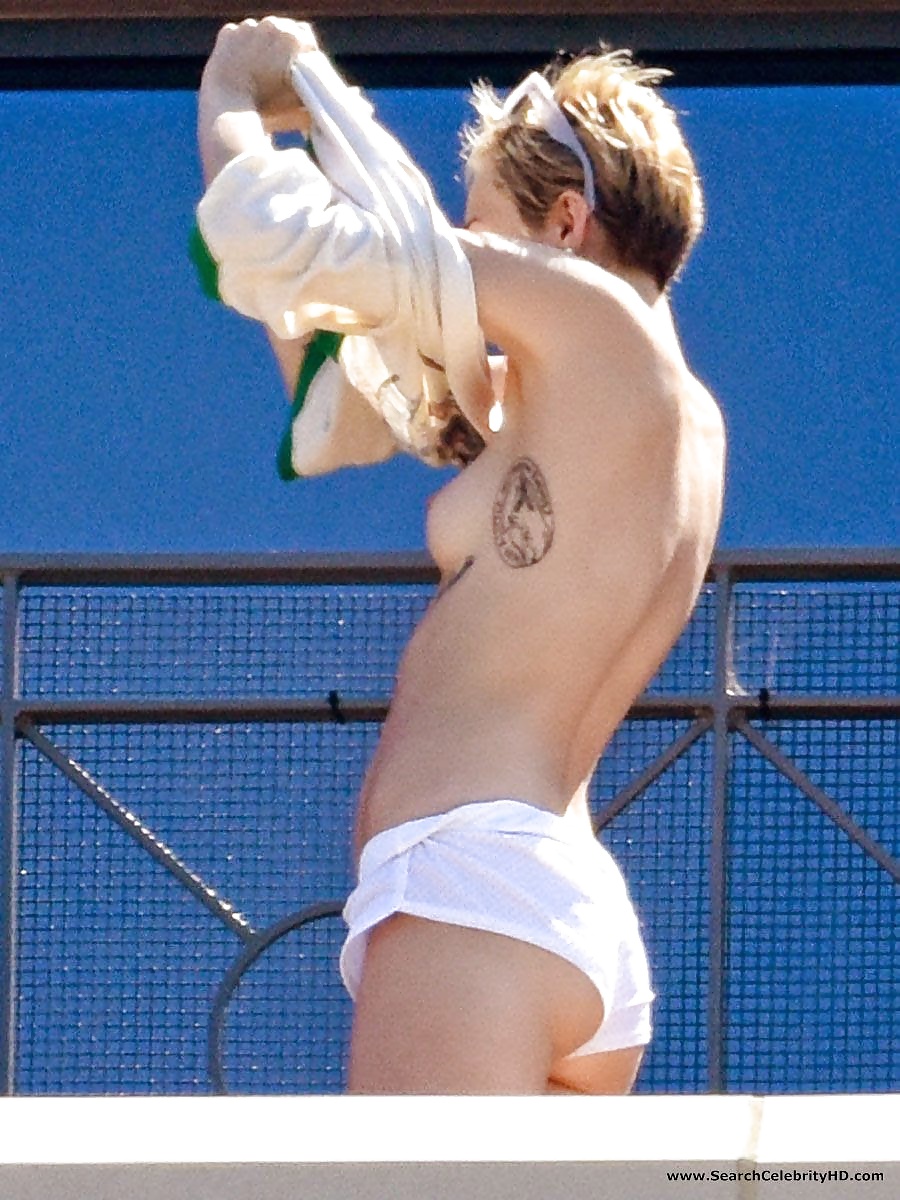 Miley Cyrus Showing Tits On Hotel Balcony In Sydney #32002743