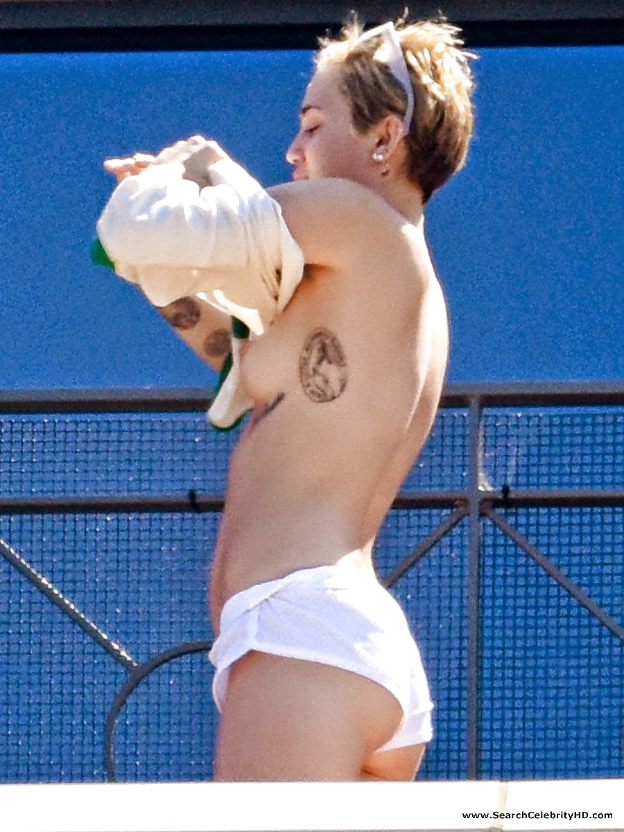 Miley Cyrus che mostra le tette sul balcone dell'hotel a Sydney
 #32002744