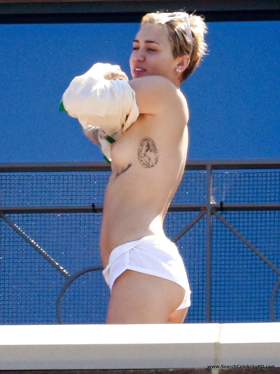 Miley Cyrus che mostra le tette sul balcone dell'hotel a Sydney
 #32002745