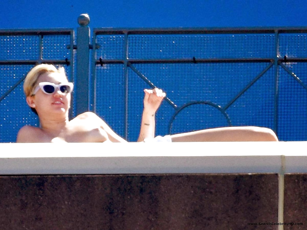 Miley Cyrus che mostra le tette sul balcone dell'hotel a Sydney
 #32002748
