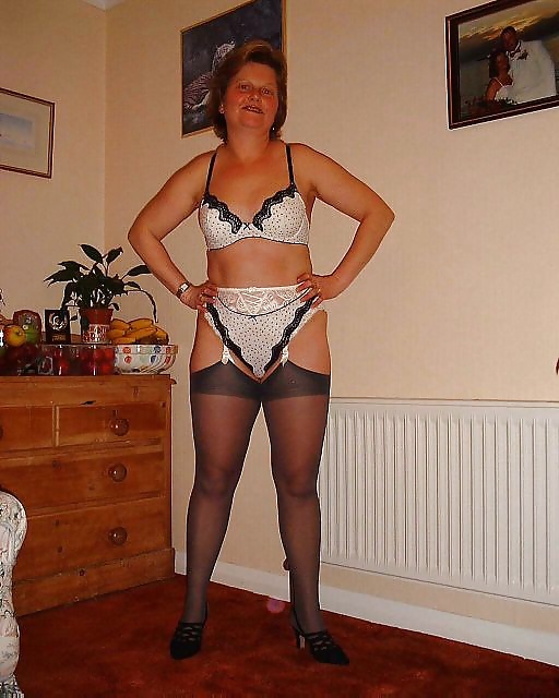 MATURE  AND GRANNY SHOW THEIR BITS 2 #31454790