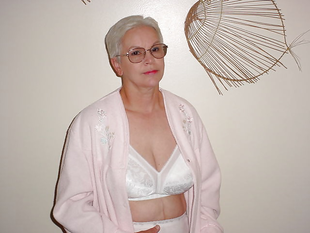 MATURE  AND GRANNY SHOW THEIR BITS 2 #31455053