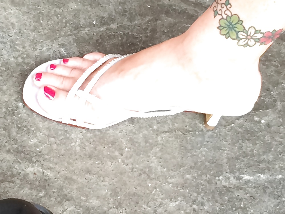 Pies de la esposa en sandalias de tiras #28707255