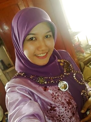 Indonésie- Fille Hijab Capturé Pendant L'amour #25802493