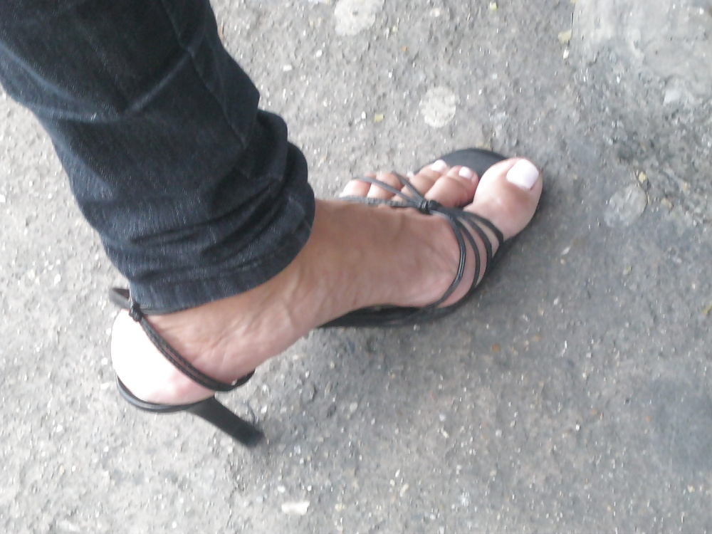 Las sandalias y los pies sexy de mi vecina
 #34822512