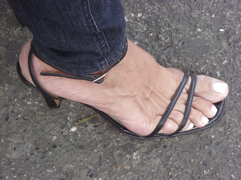 Las sandalias y los pies sexy de mi vecina
 #34822521