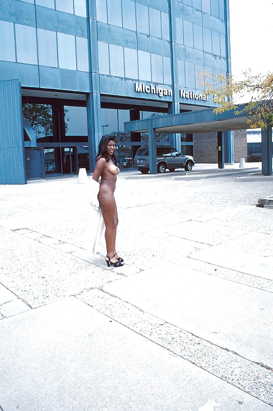 Jennifer donna nera nudità pubblica
 #28828320
