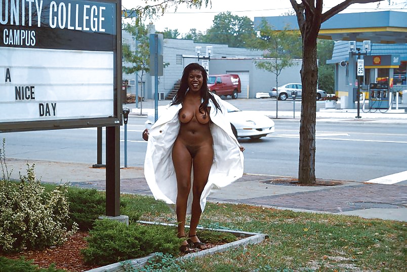 Jennifer donna nera nudità pubblica
 #28828392