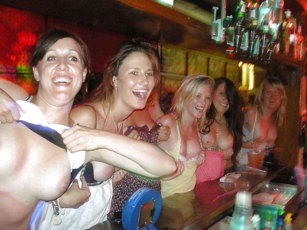 酔っぱらった女の子がバーでおっぱいを見せる
 #23936436